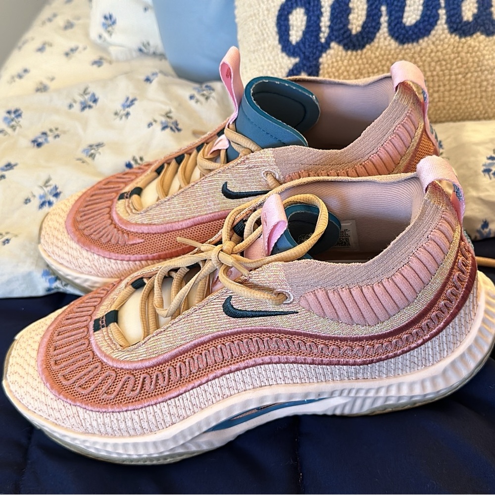 Nike cosmic Unity basketball shoe.hard to find color. Men’s 9.5 Women’s size 11
